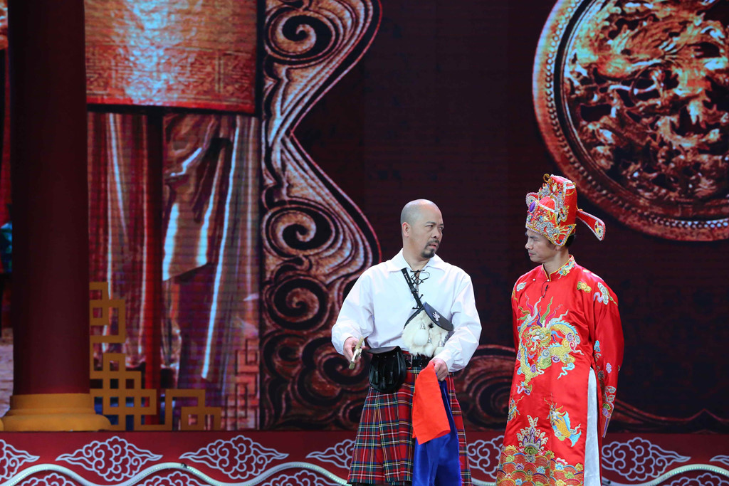 Táo Y tế đeo cánh thiên thần, Tự Long không ngừng livestream